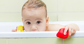 Cómo actuar si el bebé rechaza el baño
