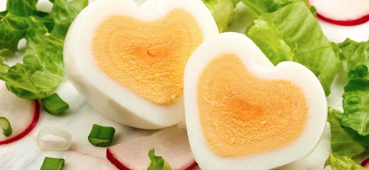 Huevos duros con forma de corazón