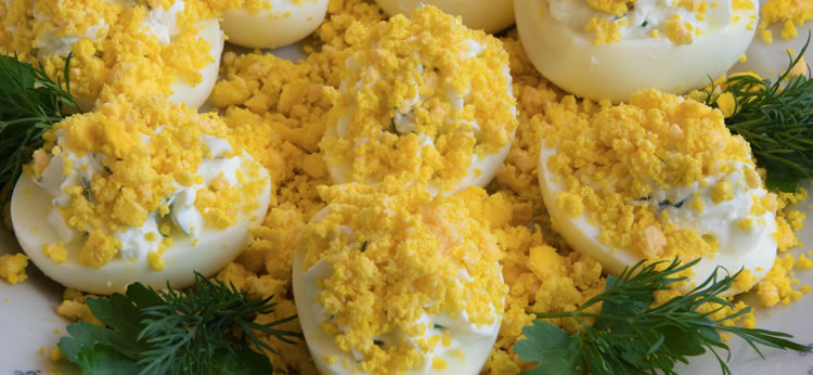 Huevos rellenos de atún y mayonesa - Recetas de pica-pica en 